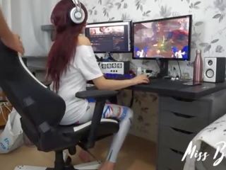 D&period;va având o rasol în timp ce gaming - domnișoară banană