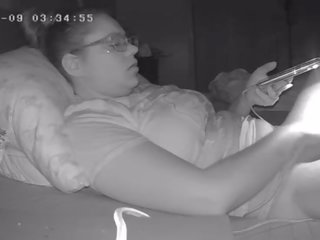 Rondborstig hoer sets omhoog een video- voor haar meisje betrapt verborgen camera