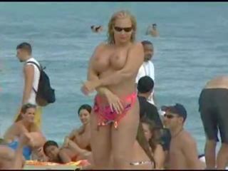 Polonahá blondýnka moving ňadra na pláž