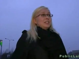 Timid blonda cu ochelari inpulit și devine jet de sperma în public