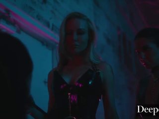 Deeper. kayden kross och henne makens använder sig av fan docka aidra räv