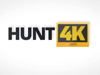 Hunt4k. armas damsel koos pisikene keha seljas raske torkima jaoks raha