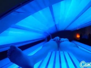 Jovem grávida latina fica apanhada fricção dela clitóris enquanto utilização um tanning cama