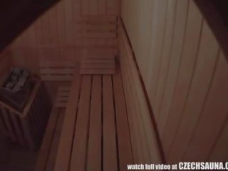 Tiga kanak-kanak perempuan spied dalam sauna
