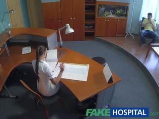Fakehospital 성욕을 자극하는 간호사 heals 환자 와 단단한 사무실 성인 클립