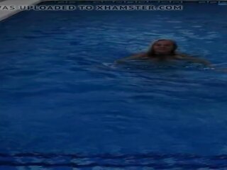 Allettante bella e grassa (bbw) milf in il nuoto piscina