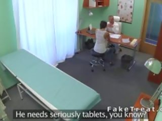 Medico practitioner scopa russo paziente