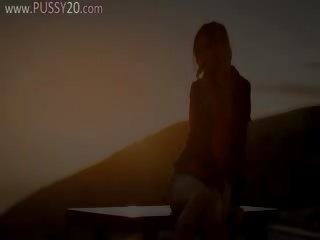 Sunset ใน malibu ใน ศิลปะ pose mov