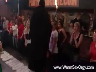 Rapariga vestida gajo nu obtendo fogo burning para descascador caralho