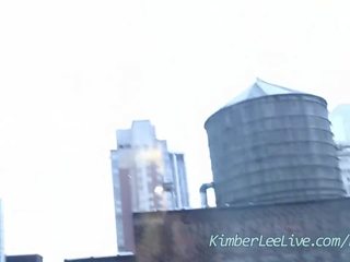 Kimber závětří masturbuje v přední na okno