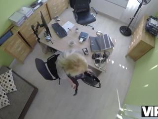 Vip4k. bukuroshe jeune femme donne une tête et écarte les jambes au bureau de prêt