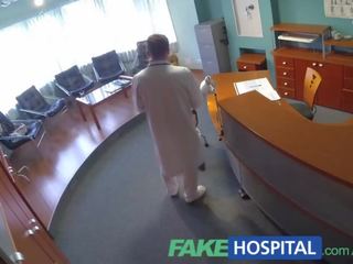 Fakehospital dáma saje šachta na ušetřit na zdravotní bills