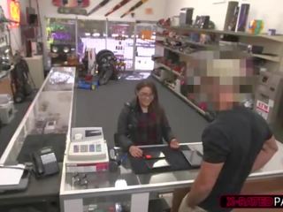 واحد helpless امرأة سمراء thieve يحصل على مارس الجنس بواسطة shawn داخل له مكتب