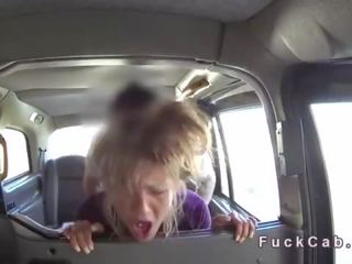 Getatoeëerd blondine anaal geneukt in namaak taxi