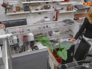 Marvelous milf desperate untuk wang mendapat fucked di yang pawnshop