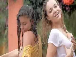 Bedårande flickor i den regn