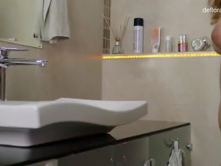 Femme fatale margaret robbie in de badkamer op ontmaagding kanaal