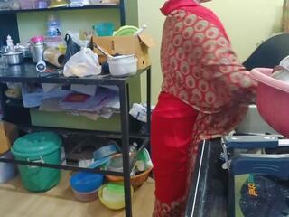 Mano bhabhi viliojantis ir aš pakliuvom jos į virtuvė kai mano brolis buvo ne į namai