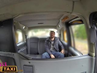 Femalefaketaxi tri exciting sedenie a výstreky v the späť