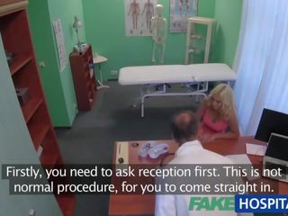 Fakehospital худенька білявка пацієнт спіймана грати з її манда іграшка