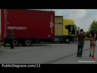 Злягання з кляпом у роті seductress голий піддається для truckers в в bussing