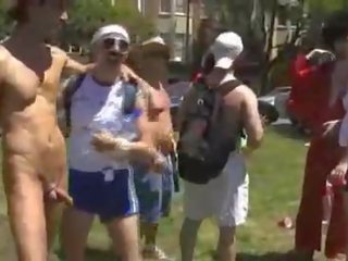 Nagi chłopak ubrane kobiety i nadzy mężczyźni w bay do breakers 2009