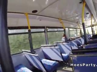 Amateur sletten delen manhood in de publiek bus