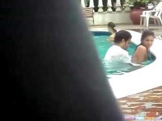 Pasangan keparat di sebuah masyarakat kolam renang klip