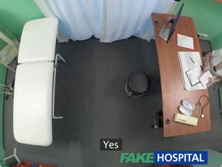 Fakehospital handy njeri merr në qij infermiere