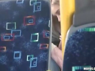Youth shows een koppel hebben volwassen film in de bus