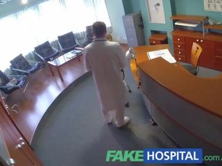 Fakehospital babae sucks katawan ng poste upang save sa ukol sa medisina bills