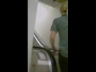 मनोरम आस पर एक escalator में योग पैंट