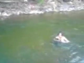 Sensasional dan buah dada besar amatir remaja enchantress berenang telanjang di itu sungai - fuckmehard.club