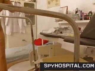 Glorious kojos aukštas kulnai paauglys nuvyko į gynecologist paslėptas kamera video